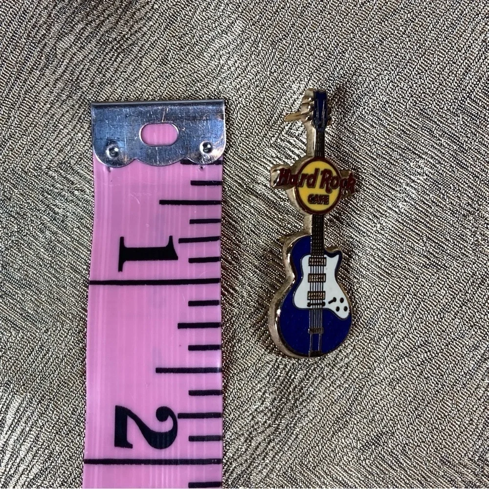 HARD ROCK CAFE' Guitar Souvenir Miniature Pin Travel Memorabilia Collectible​